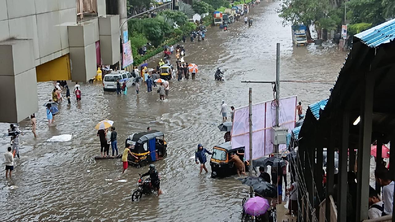 The busy Andheri-Ghatkopar Link Road was heavily waterlogged near Saki Naka Metro Station in Andheri (East), leading to massive traffic snarls and leaving commuters stranded (PIC/ Satej Shinde)